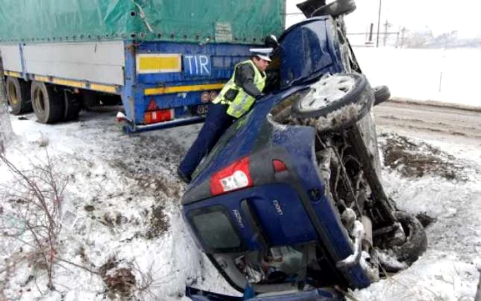 În urma impactului maşina a fost grav avariată