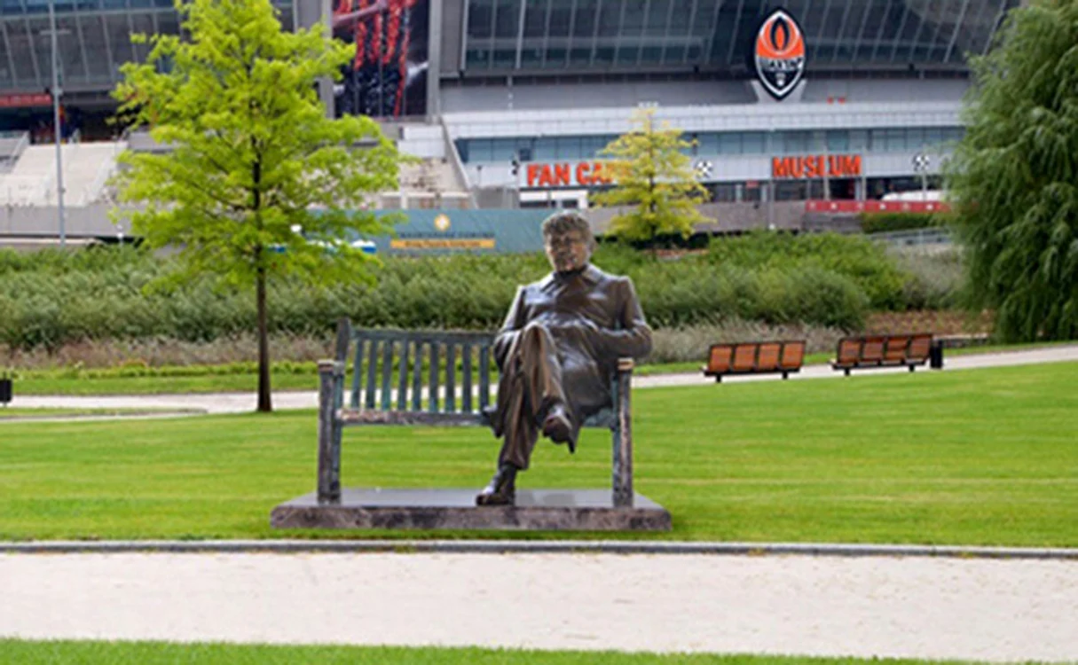 Mircea Lucescu avea statuie în parc FOTO Facebook Șahtior Donețk