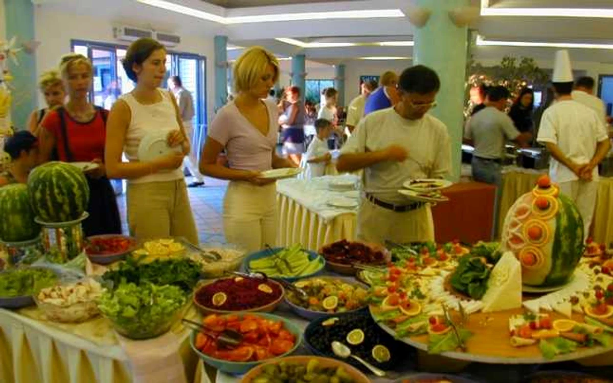 Străinii caută, în general, la all inclusive-urile româneşti mâncarea tradiţională. FOTO balkantourbox.com