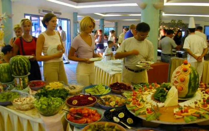Străinii caută, în general, la all inclusive-urile româneşti mâncarea tradiţională. FOTO balkantourbox.com