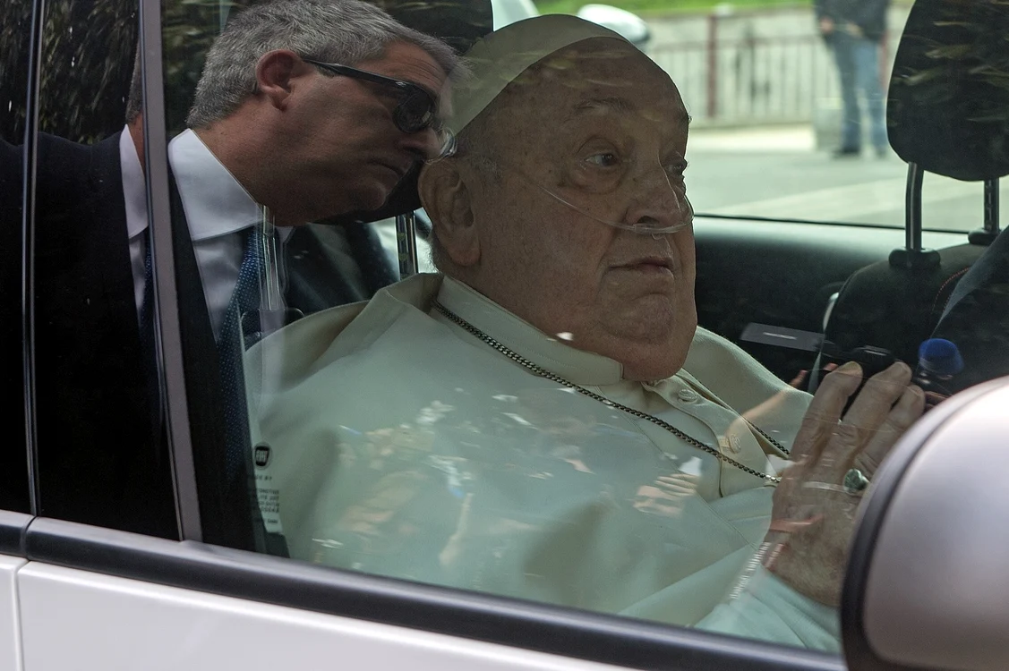 Suveranul Pontif a fost ulterior condus la reședința sa, Casa Santa Marta (Foto: Profimedia)