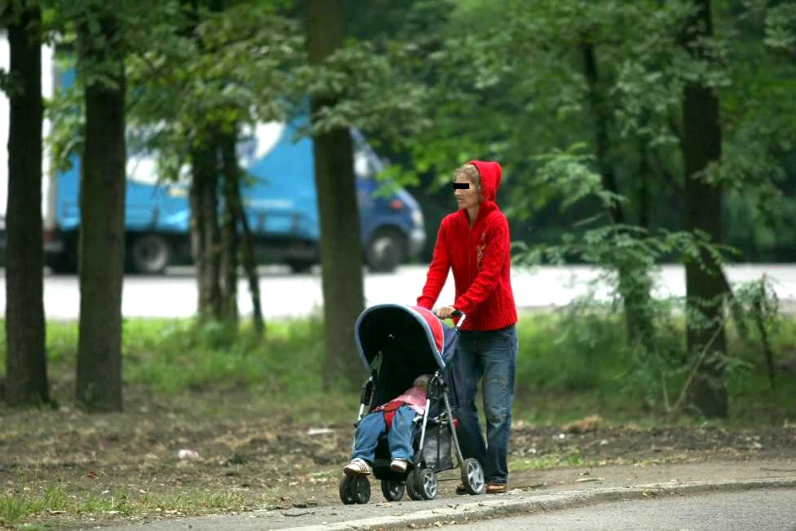 Femeia se plimba cu bebelusul in zona Calea Lugojului, portiunea „rezervata“ prostituatelor