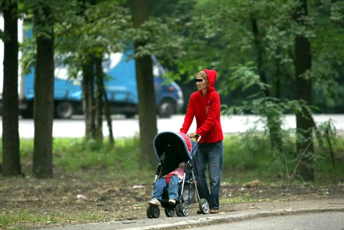 Femeia se plimba cu bebelusul in zona Calea Lugojului, portiunea „rezervata“ prostituatelor