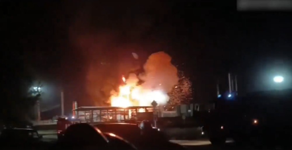 Două depozite de combustibil din sudul Rusiei, atacate și incendiate de drone ucrainene VIDEO