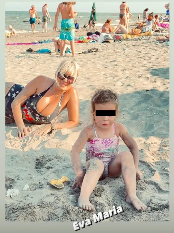 
    Udrea a făcut furori pe plajă  