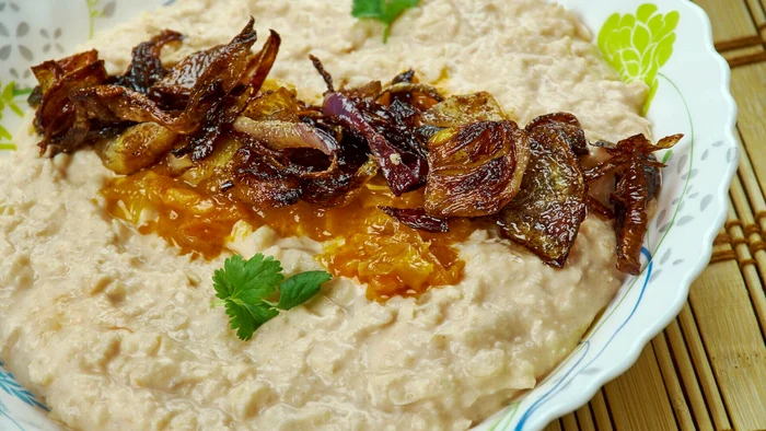 Fasole bătută cu ceapă caramelizată Foto: Shutterstock