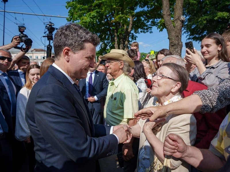 Președintele Nicușor Dan, baie de mulțime la Chișinău, unde a fost așteptat de sute de basarabeni: „Suntem români”