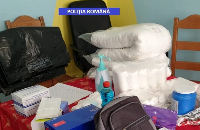 Poliţiştii au găsit numeroase echipamente medicale la domiciliul femeii FOTO: Poliţia Argeş