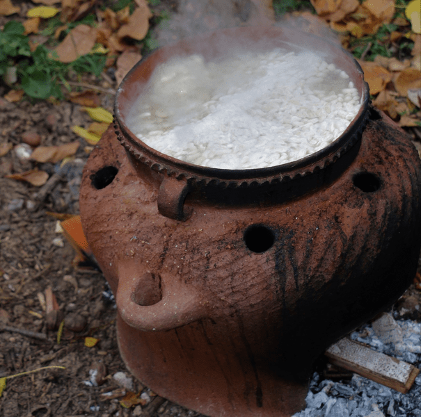 Vasul pentru gătit portabil, din Epoca Bronzului, și replica lui actuală. Arheolog: „Toată lumea vrea acum câte unul”