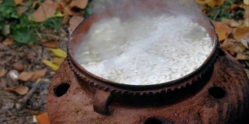 vasul de lut portabil facut de lucian truta   foto muzeul judetean olt jpg