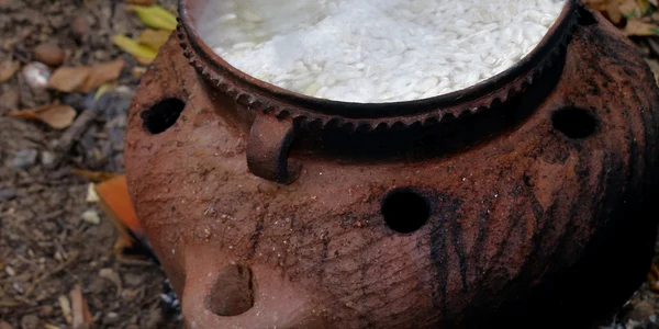 vasul de lut portabil facut de lucian truta   foto muzeul judetean olt jpg