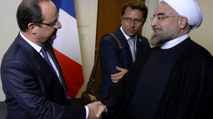 Strângere de mână cordială între Francois Hollande şi Hassan Rohani FOTO AFP