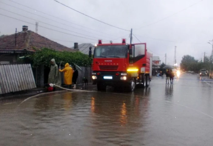 Pompierii au acţionat timp de 4 ore Foto: ISU Călăraşi