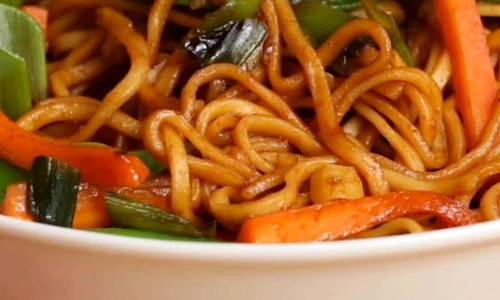 Noodles vegani cu usturoi jpeg