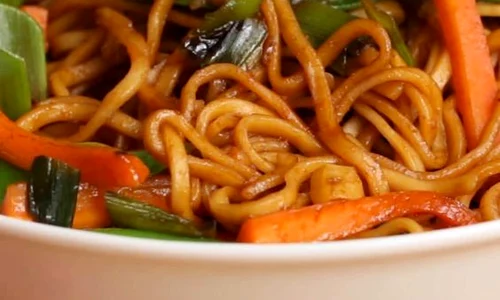 Noodles vegani cu usturoi jpeg