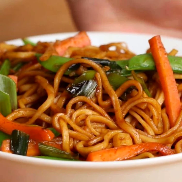 Noodles vegani cu usturoi jpeg