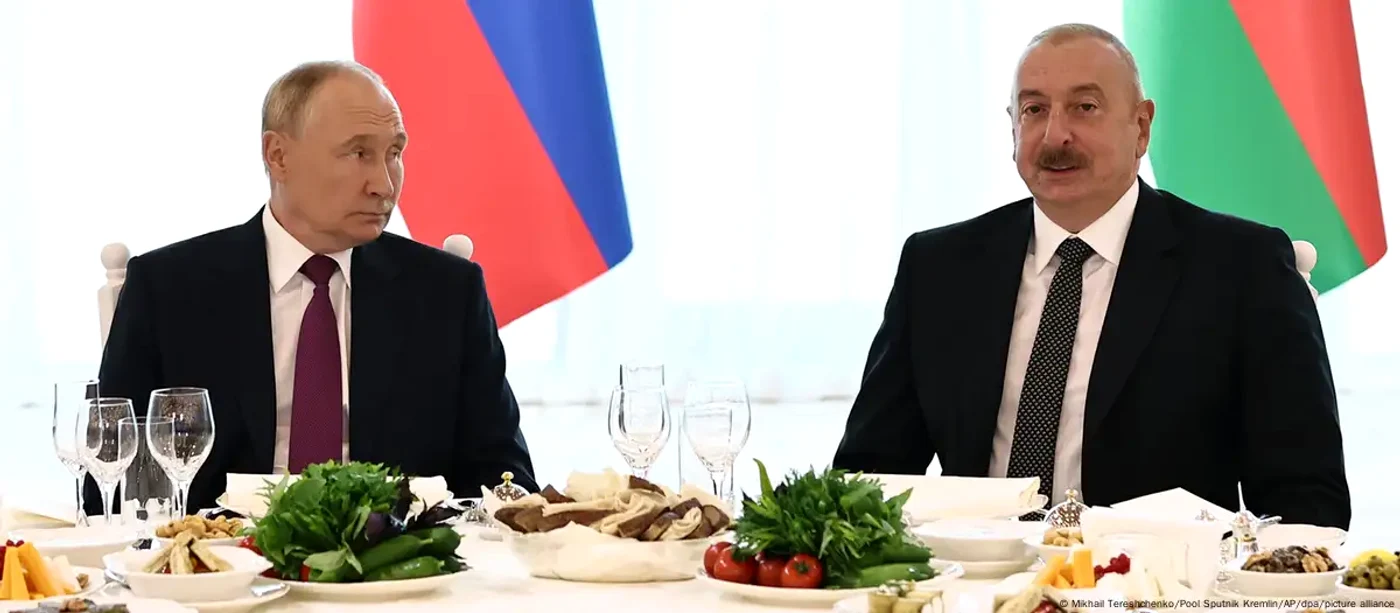 Președintele Rusiei, Vladimir Putin (stânga), și omologul azer, Ilham Aliyev, în august 2024