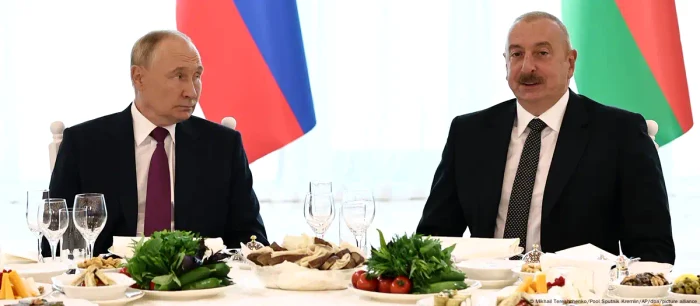 Președintele Rusiei, Vladimir Putin (stânga), și omologul azer, Ilham Aliyev, în august 2024