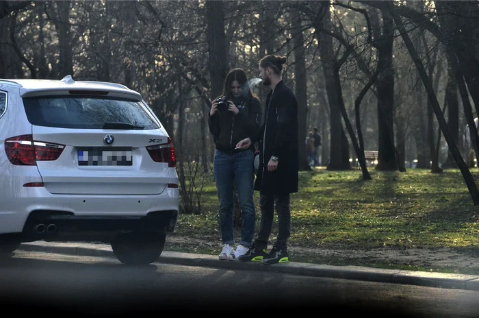 Alex Maţaev se distrează alături de un grup de prieteni şi de iubita sa, fiica şefului PSD, Alexandra (stânga jos) Foto:Arhivă personală