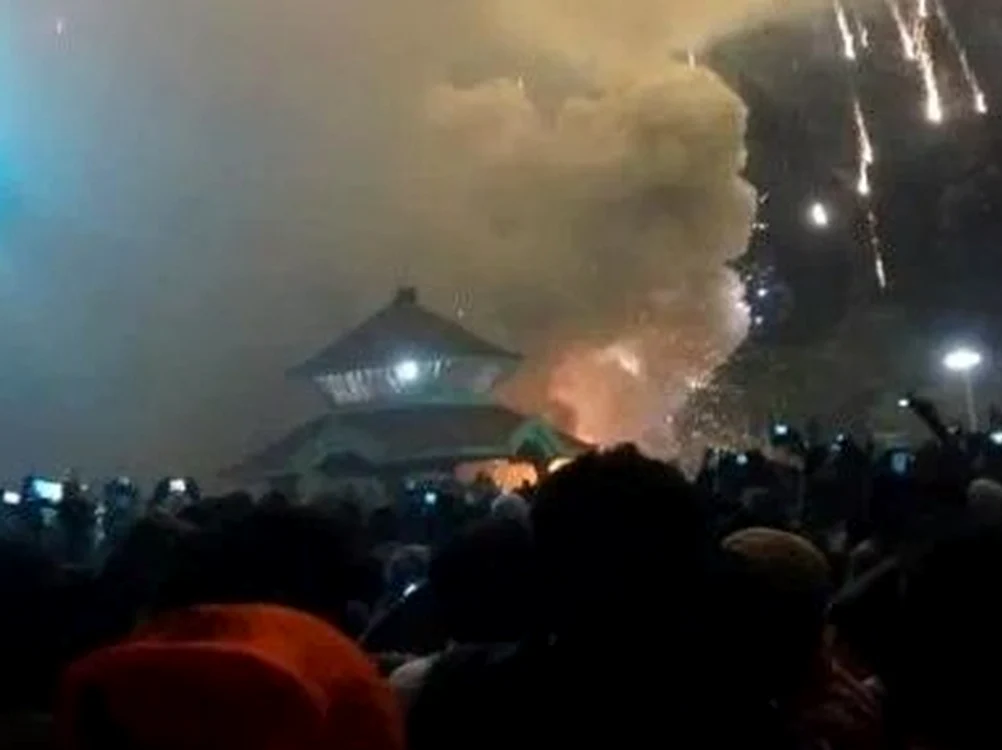 
    Incendiul a fost declanșat în timpul unui show pirotehnicFoto: Twitter  