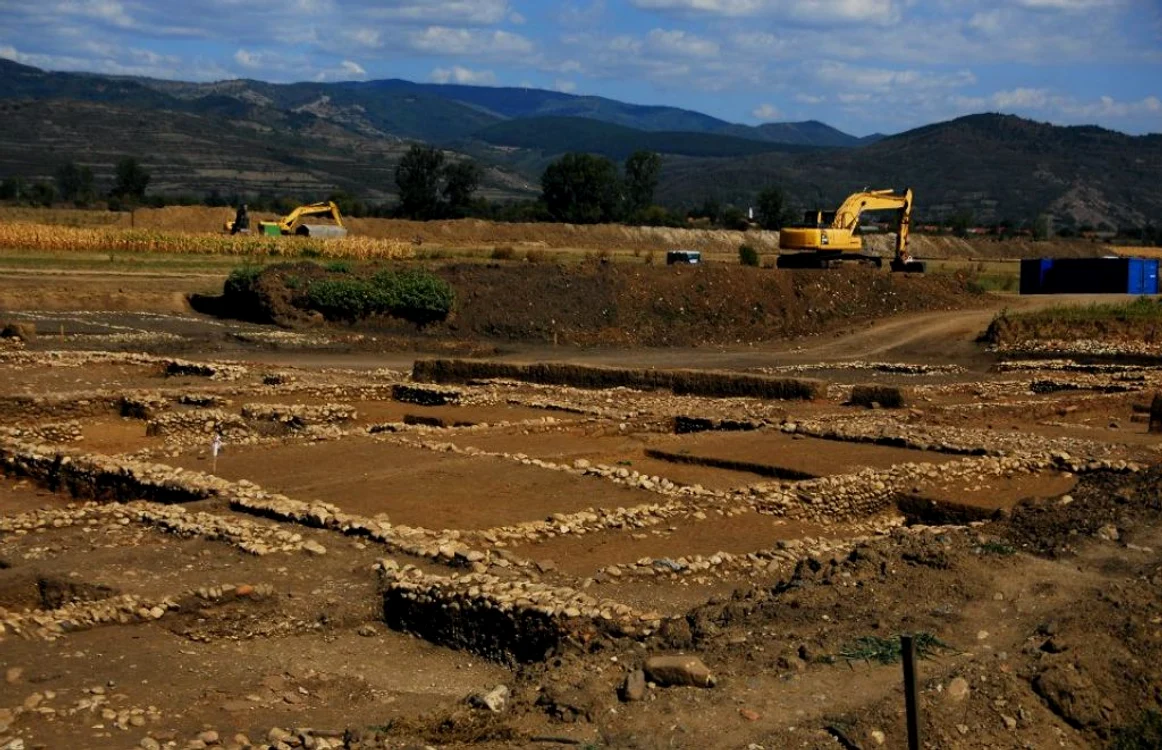 Ruinele oraşului roman şi excavatoarele care lucrau la autostradă. Foto: Valentin Roman