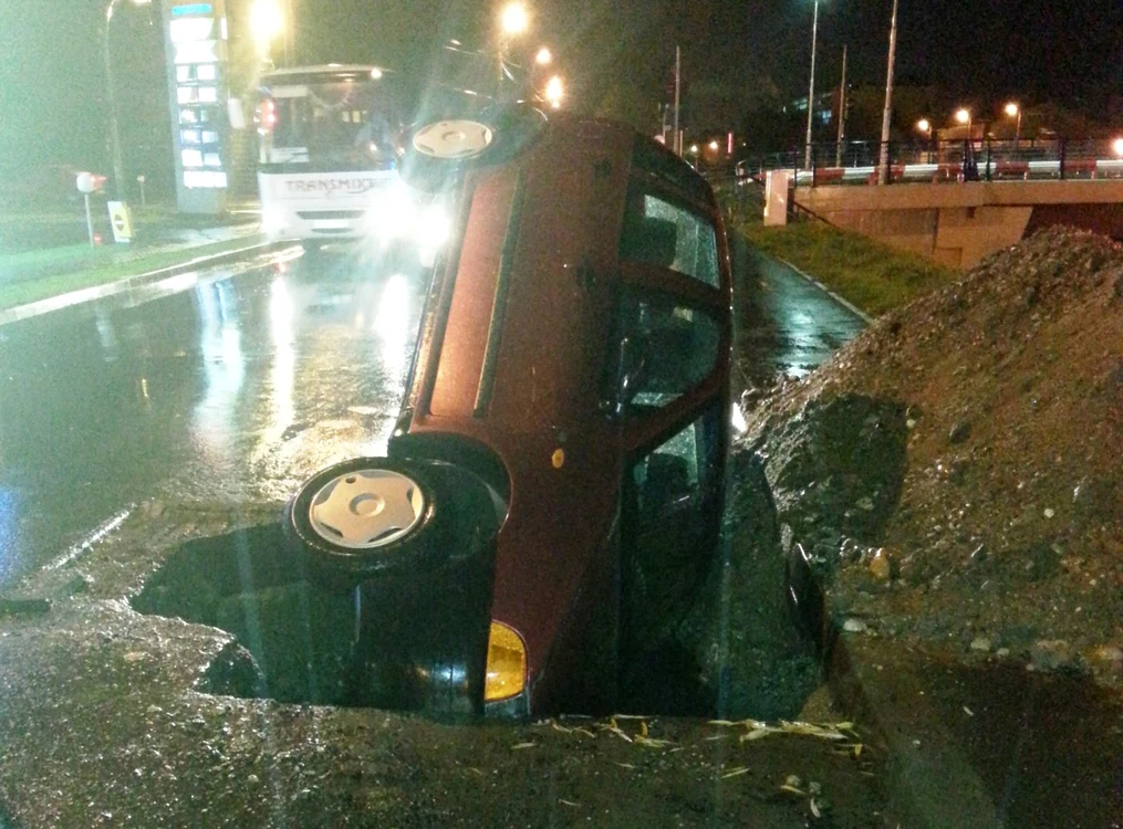 Masina a fost "inghitita" de groapa de aproape 1 metru - Foto Ramona Găină