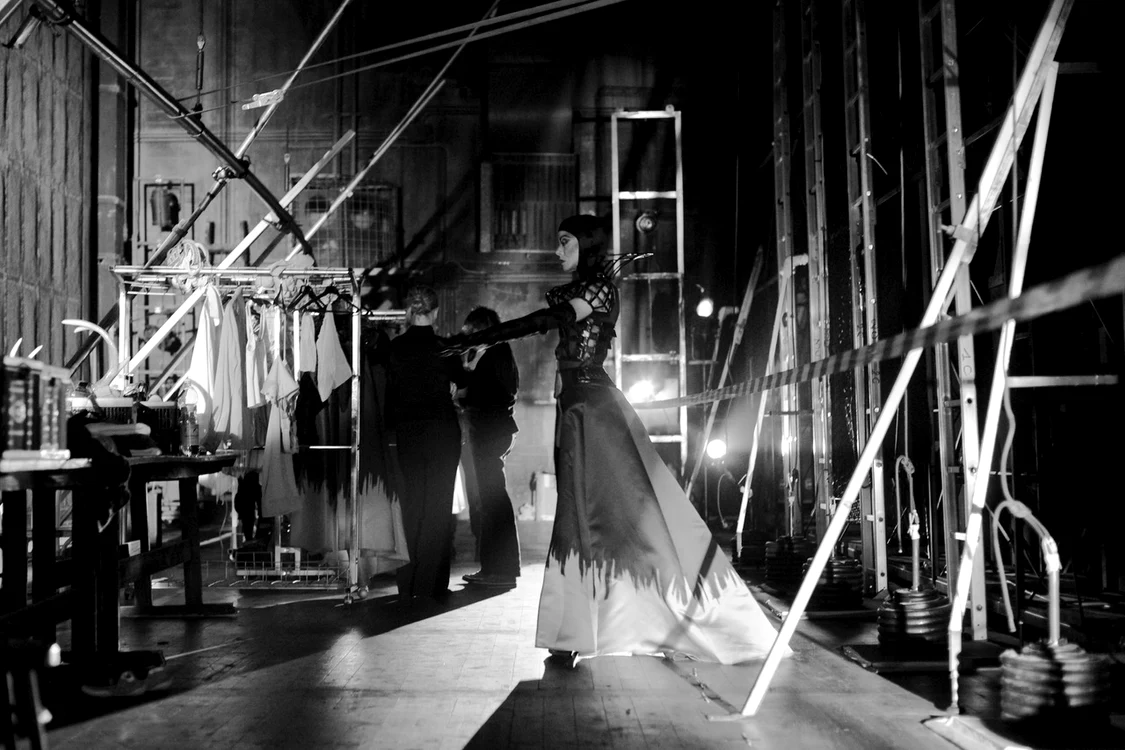 „Am învăţat să privesc teatrul prin aparat“   interviu cu fotograful Adi BULBOACĂ jpeg