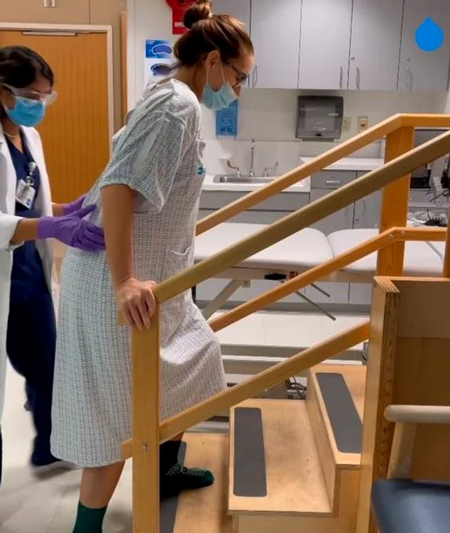 
    Brooke e ajutată de asistentele medicaleFoto: Instagram  