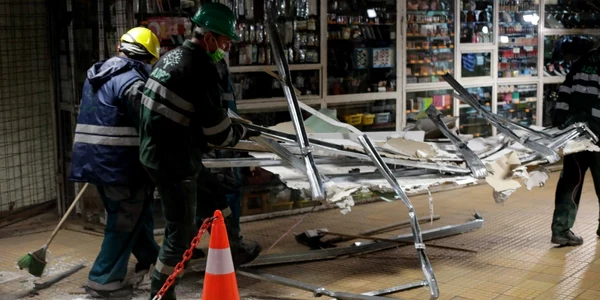 Demolare chioşcuri metrou. Foto Inquam Photos / George Calin