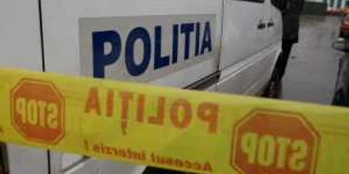 Poliţiştii efectuează cercetări 