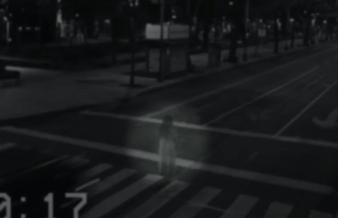 
    Spectrul a apărut de nicăieri chiar pe trecerea de pietoniFoto captură/Mirror.co.uk  