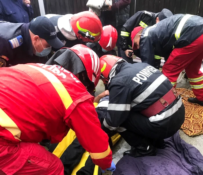 Un echipaj SMURD a intervenit imediat, salvându-le viața celor doi soți intoxicați cu dioxid de carbonfoto: ISU Botoșani