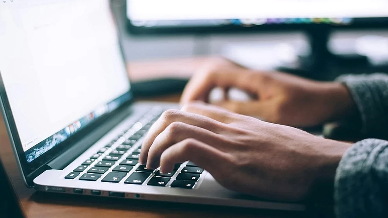 Polițistul și-ar fi amanetat laptopul de serviciu