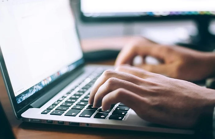 Persoană care se conecteză la contul online FOTO: Unsplash