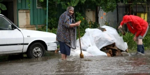 Constanta: Constănțenii inundați de ploaie au cerut ajutorul pompierilor