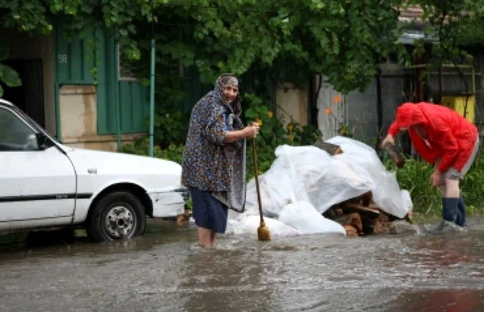 Constanta: Constănțenii inundați de ploaie au cerut ajutorul pompierilor