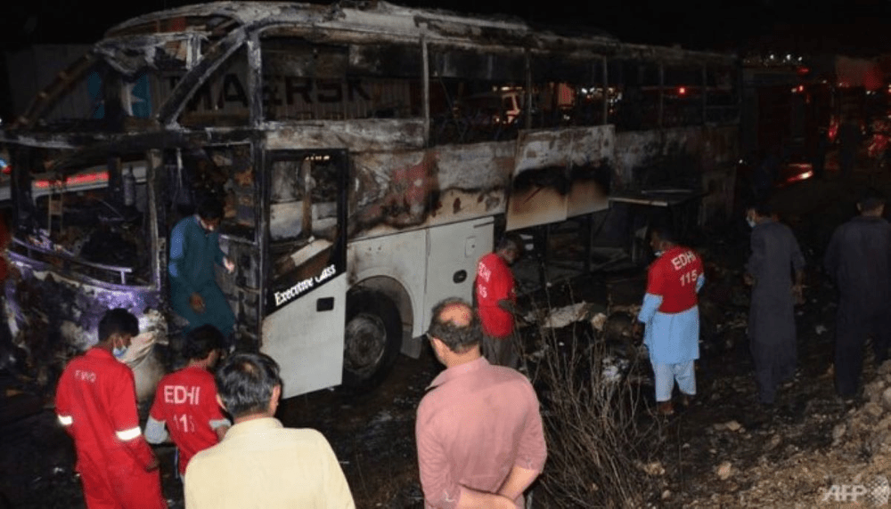 18 persoane salvate de inundațiile din Pakistan au murit după ce autobuzul lor a luat foc VIDEO