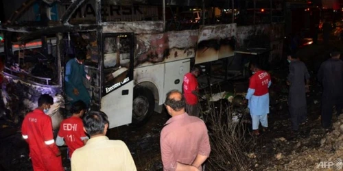 Un autobuz care transporta 18 persoane salvate de inundațiile din Pakistan a fost cuprins de flăcări. Foto: Twitter