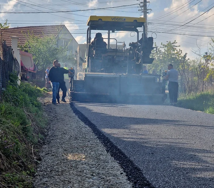 Lucrări de asfaltare la Corni FOTO Cosmin Zamfirache