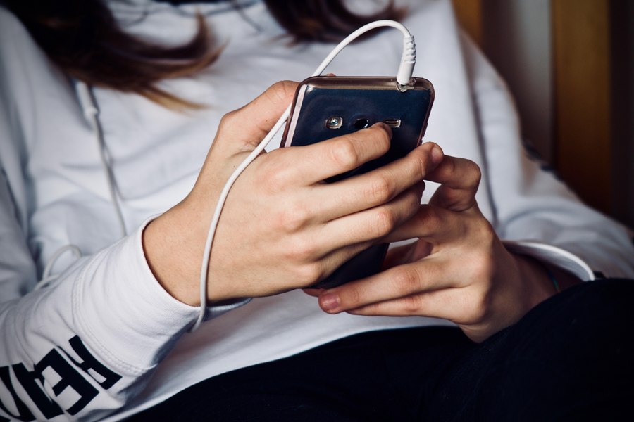 Jocurile gratuite de pe telefon îi pot costa scump pe părinți. Cum sunt convinși copiii să cheltuiască bani reali pe obiecte virtuale