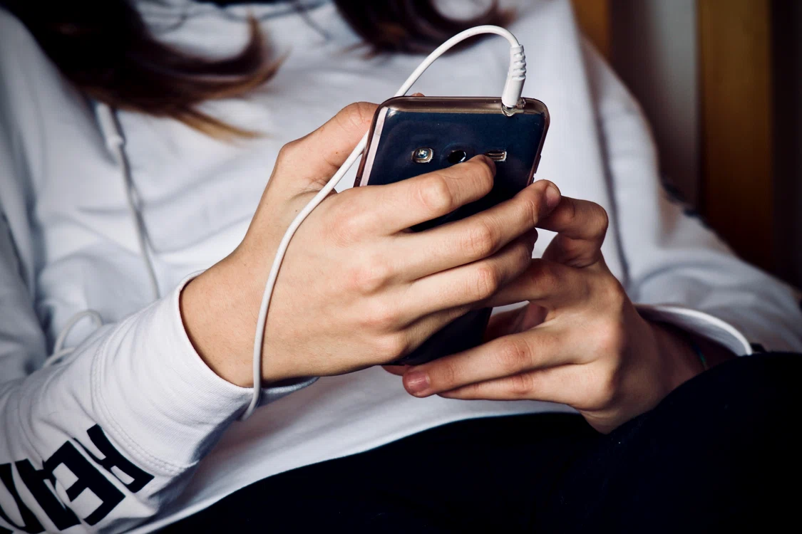 adolescenta cu telefonul in mana