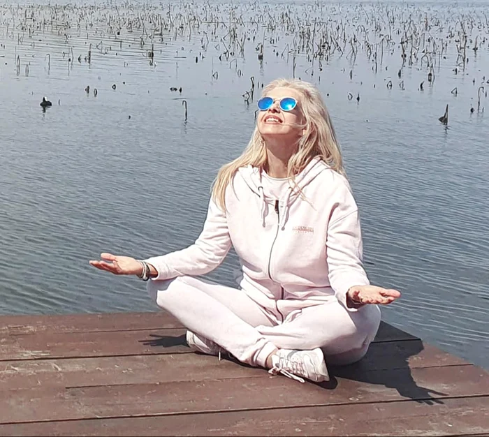 Pe umărul fiului său s-a aşezat acum câţiva ani o pasăre