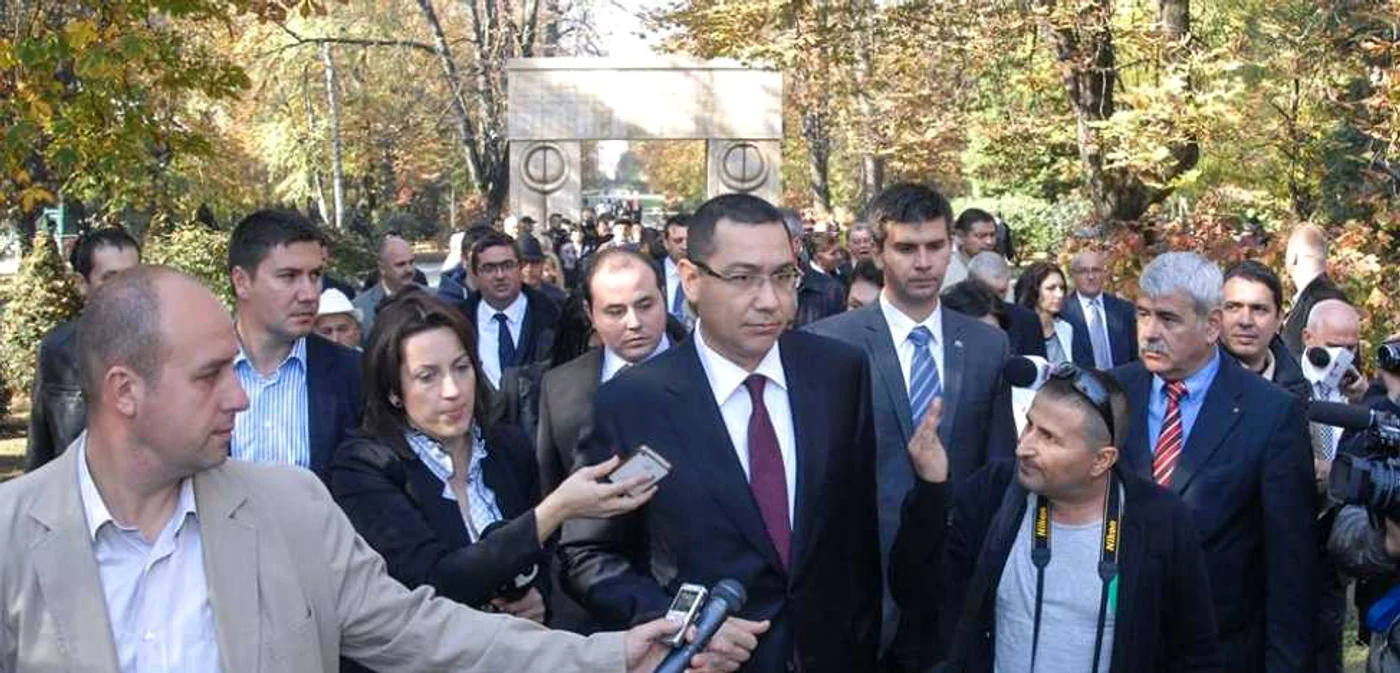 Premierul Ponta a venit la Poarta Sărutului să vadă controversata restaurare