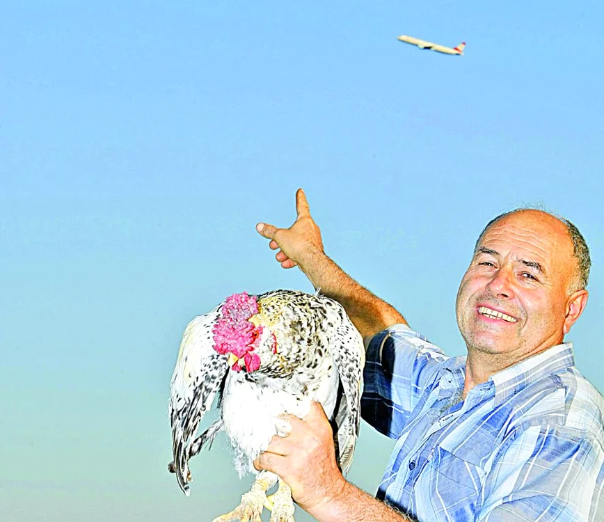 
    Nea Marin ne arată una dintre aeronavele care îl trezesc în fiecare dimineaţă  