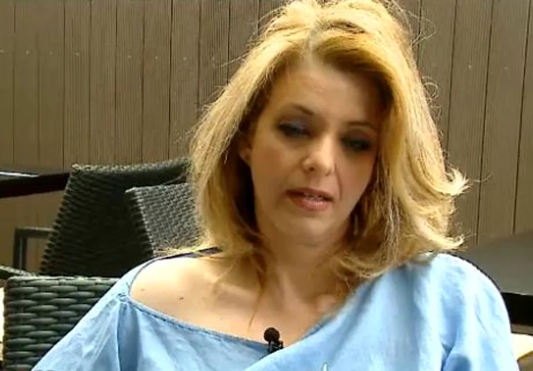 Actriţa a ţinut privirea mai mult în pământ, vizibil afectată de clipele grele prin care trece (captură: PRO TV)