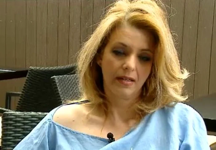 Actriţa a ţinut privirea mai mult în pământ, vizibil afectată de clipele grele prin care trece (captură: PRO TV)