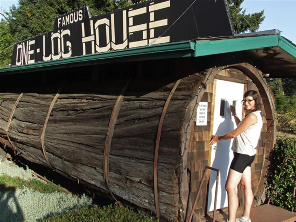 
    "Famous One Log House" face turul Americii în fiecare an  