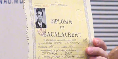 dorin chirtoaca isi arata diplomele