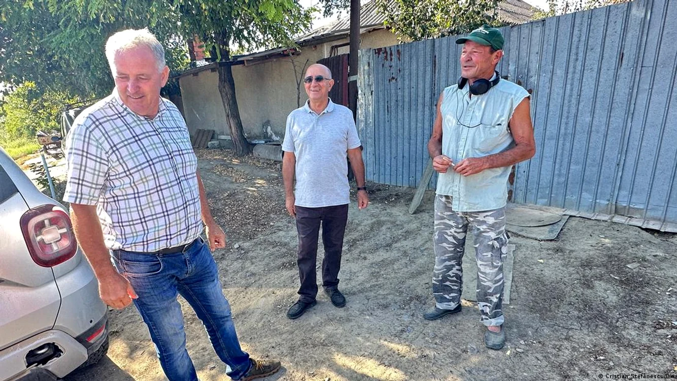 Primarul Tudor Cernega, viceprimarul George Maladoi şi Nea Sandu, un locuitor din satul Plauru