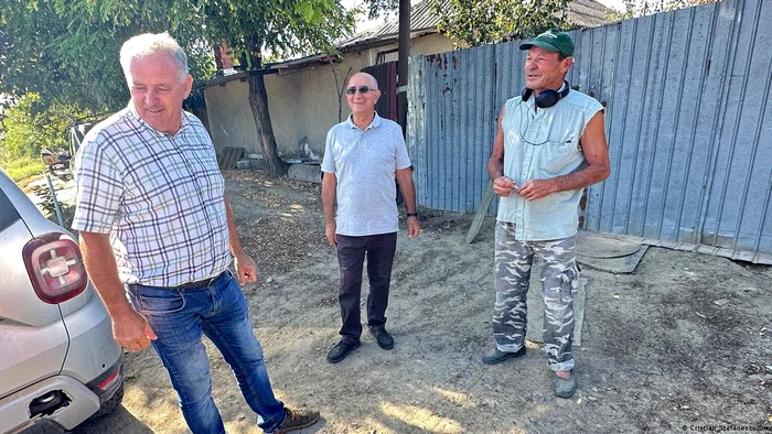 Primarul Tudor Cernega, viceprimarul George Maladoi şi Nea Sandu, un locuitor din satul Plauru